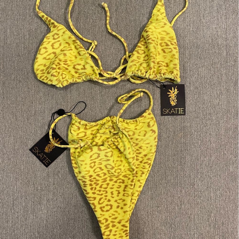 Triangle bikini with fully adjustable sides. New with tags skatie bikini.